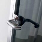 Particolare Maniglia porta battente MITIKA finitura acciaio