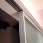 Particolare attacco a parete binario MITIKA-1000