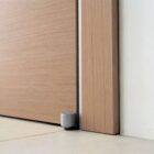 Particolare porta legno rovere alluminio Mitika con stipite personalizzato-1500 Particolare porta legno rovere alluminio Mitika con stipite personalizzato-1500