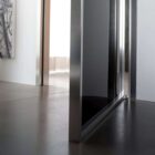 Particolare porta vetro alluminio finitura acciaio battente Mitika stipite personalizzato-1500 Particolare porta vetro alluminio finitura acciaio battente Mitika stipite personalizzato-1500