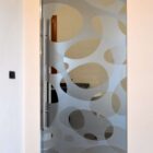 Porta vetro fumè trasparente su scrigno essential decoro elastic double sabbiato-1500