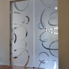 Porte vetro cristallo extrachiaro su sistema scrigno essential dual sovrapposto decoro personalizzato-1500