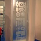 PORTA VETRO ALLUMINIO BATTENTE COPRIFILO PERSONALIZZATO MITIKA DECORO TRIBU'