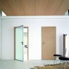 MITIKA BATTENTI ALLUMINIO VETRO E ROVERE SBIANCATO CON COPRIFILI PERSONALIZZATI