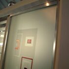 PARTICOLARE PORTA VETRO ALLUMINIO COLOR ACCIAIO MITIKA DECORO QUADRIA PARTICOLARE PORTA VETRO ALLUMINIO COLOR ACCIAIO MITIKA DECORO QUADRIA